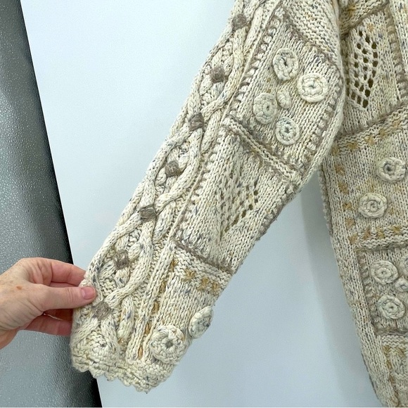 Hand-Knitted Sweater – Crewneck with Decorative Buttons – Size Medium - Picture 3 of 9